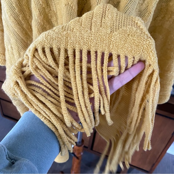 Do everything in Love Brand Open Knit Kimono with Fringe Tassels - Picture 7 of 9